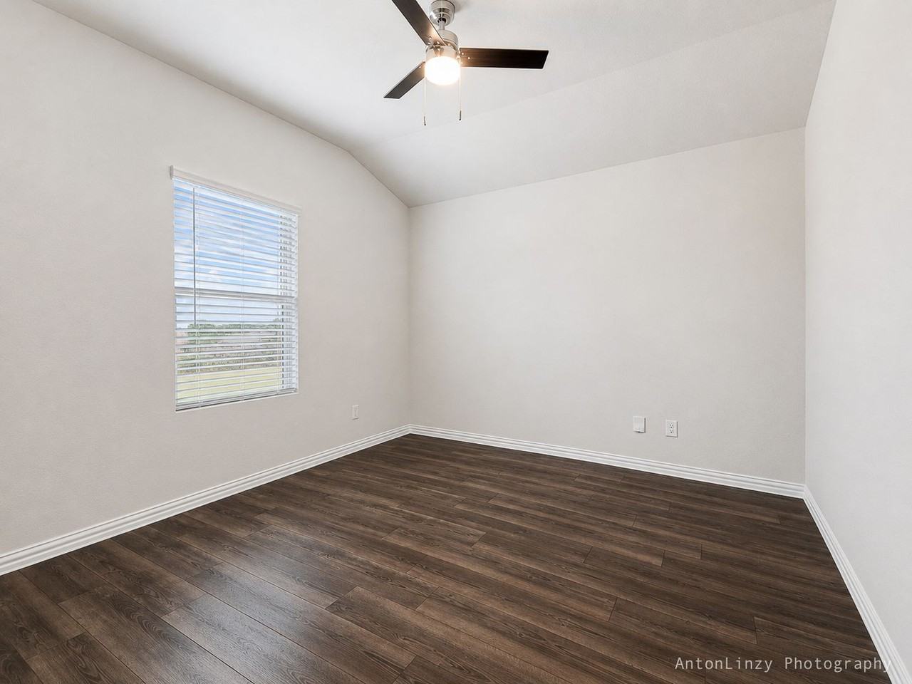 3230 Baehr Dr - Photo 4 of 16
