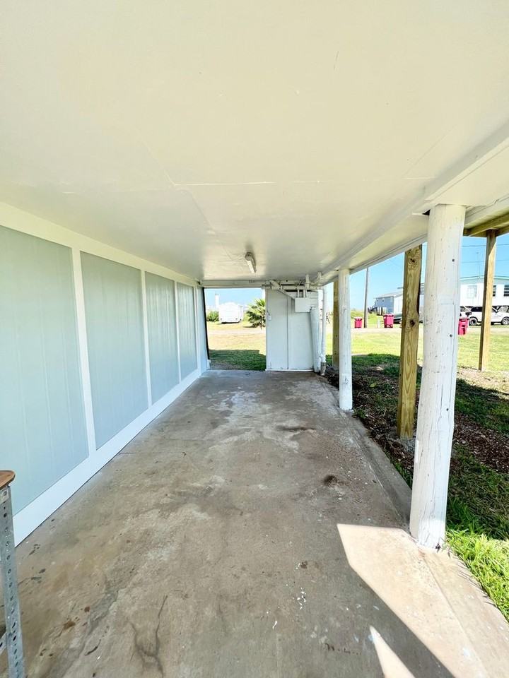 1106 Gulfview Ln - Photo 2 of 10