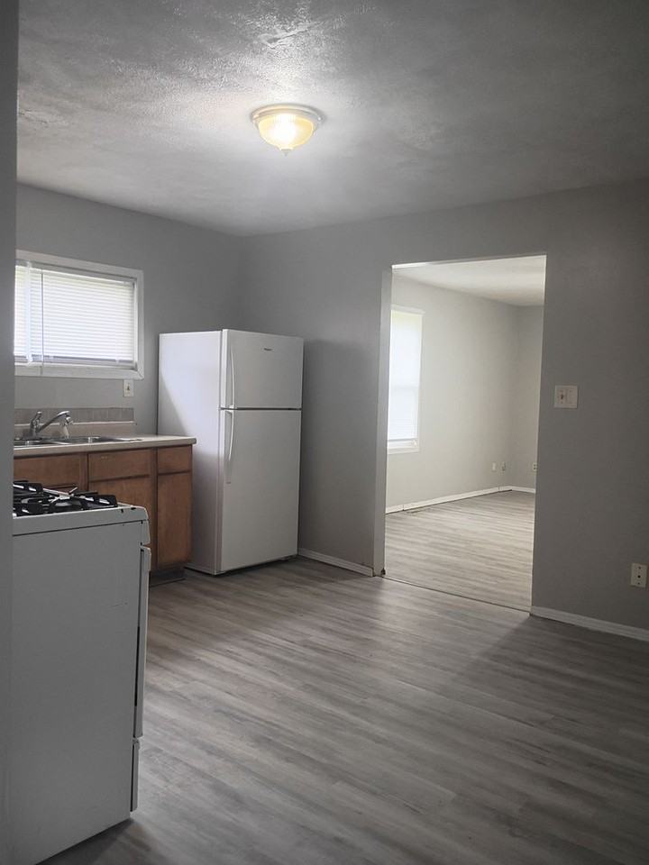 1213 W 17th St - Photo 2 of 9