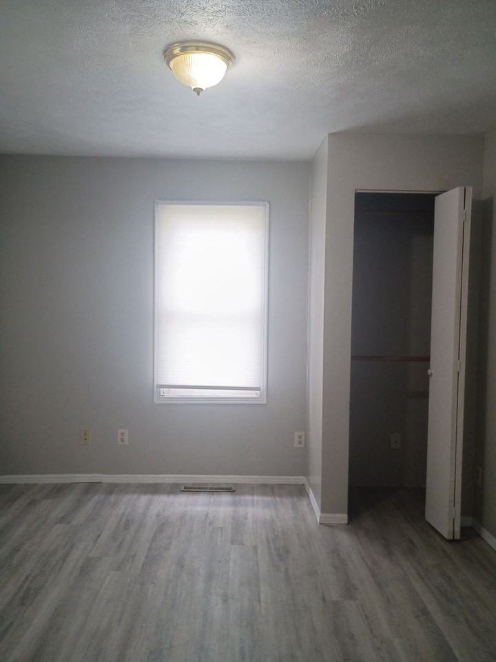 1213 W 17th St - Photo 4 of 9