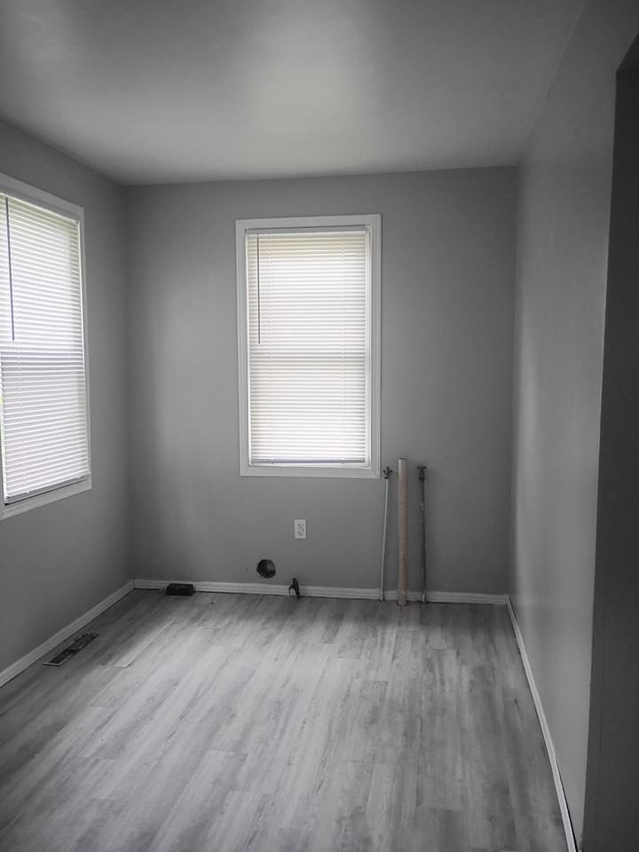 1213 W 17th St - Photo 6 of 9