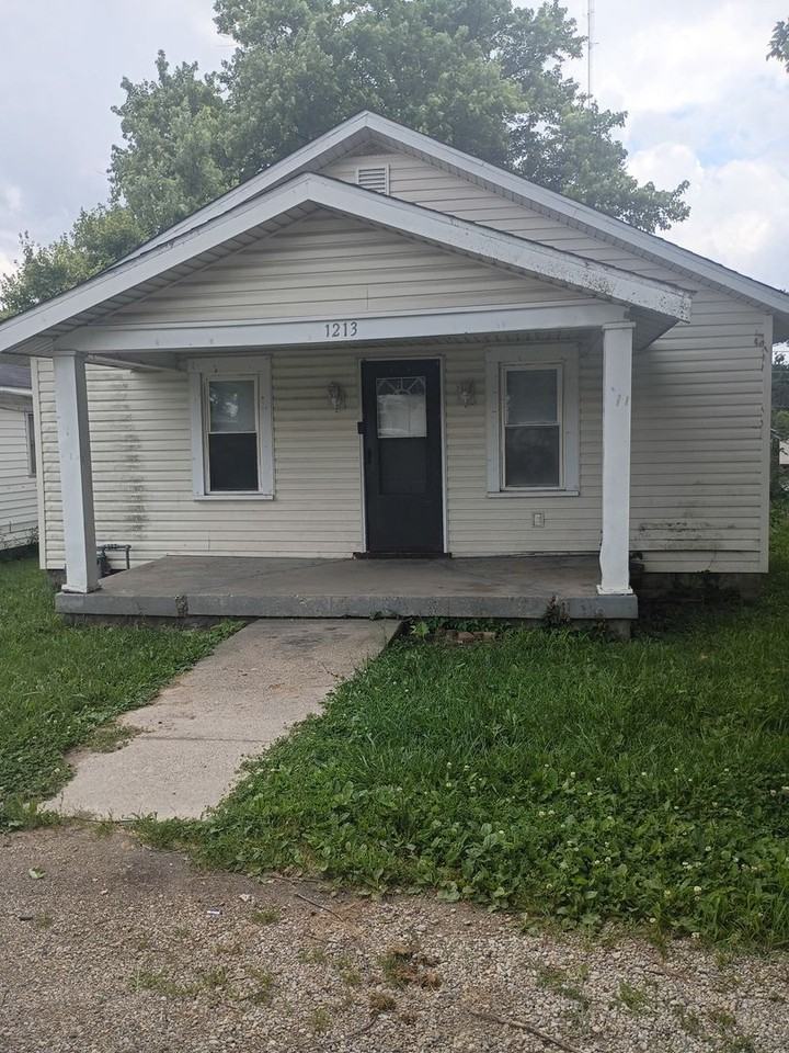 1213 W 17th St - Photo 2 of 6