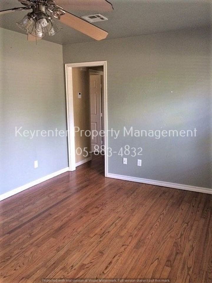 1520 Rowena Ln - Photo 3 of 9