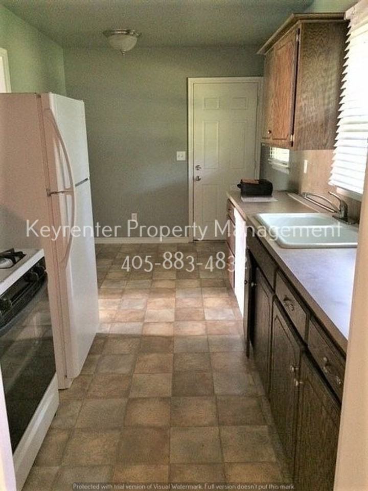 1520 Rowena Ln - Photo 4 of 9