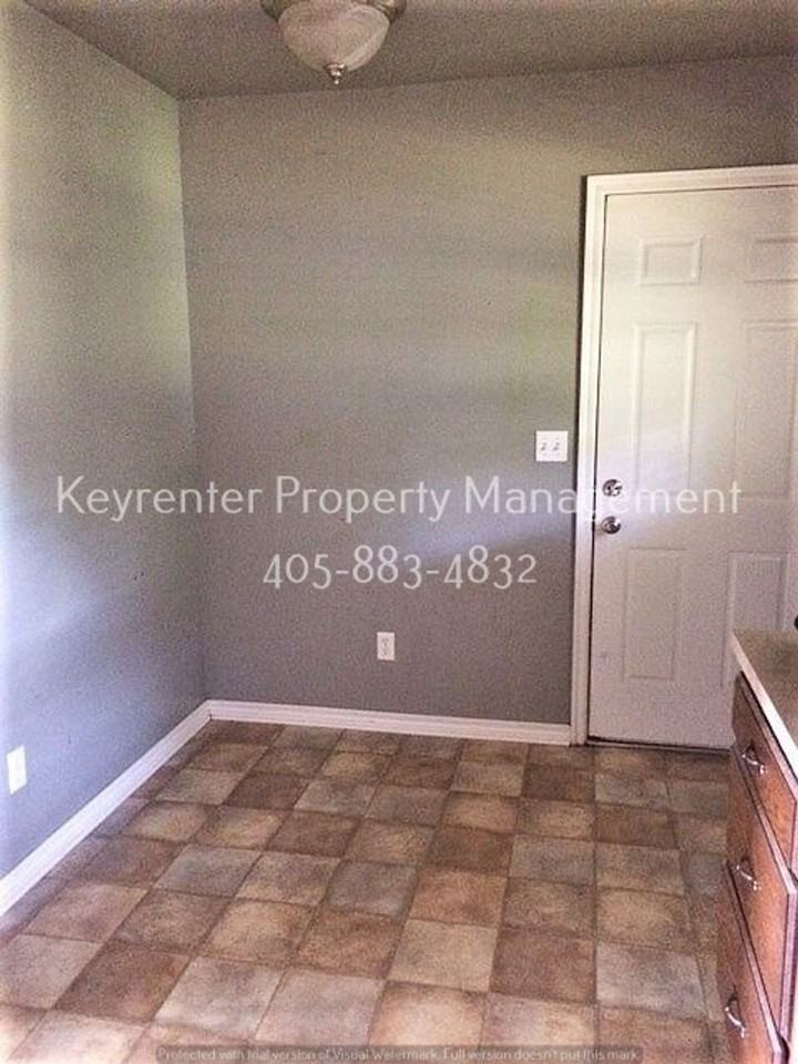 1520 Rowena Ln - Photo 5 of 9