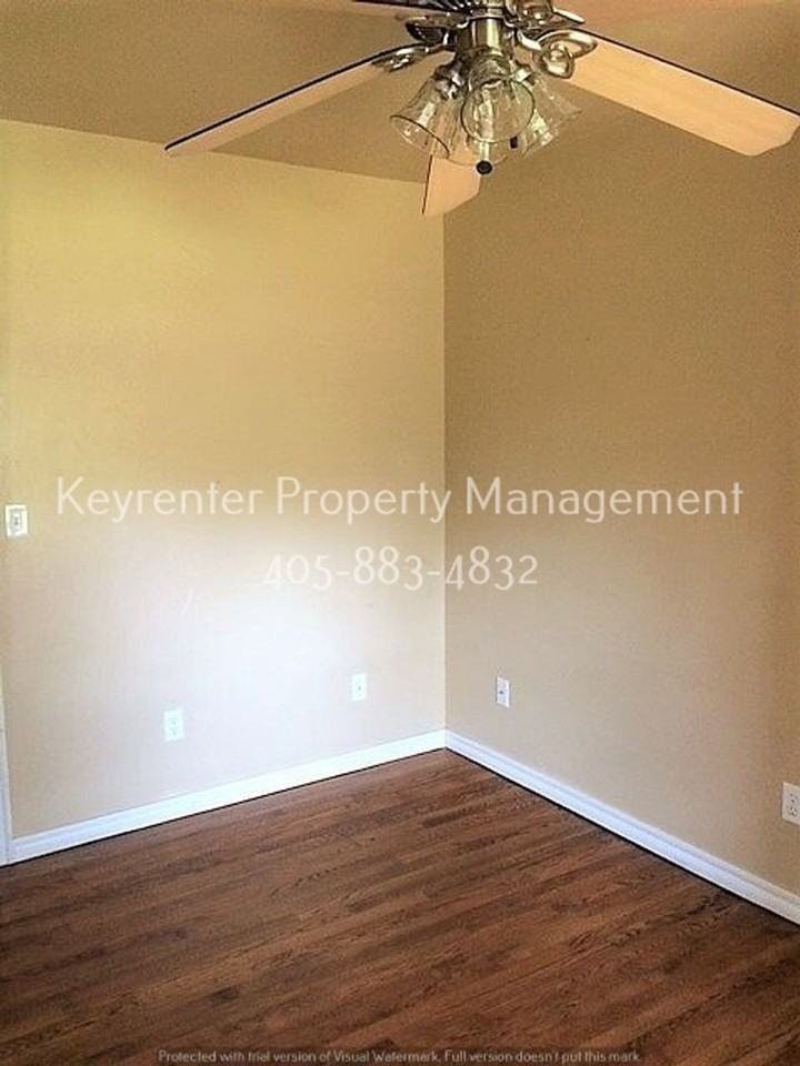 1520 Rowena Ln - Photo 7 of 9