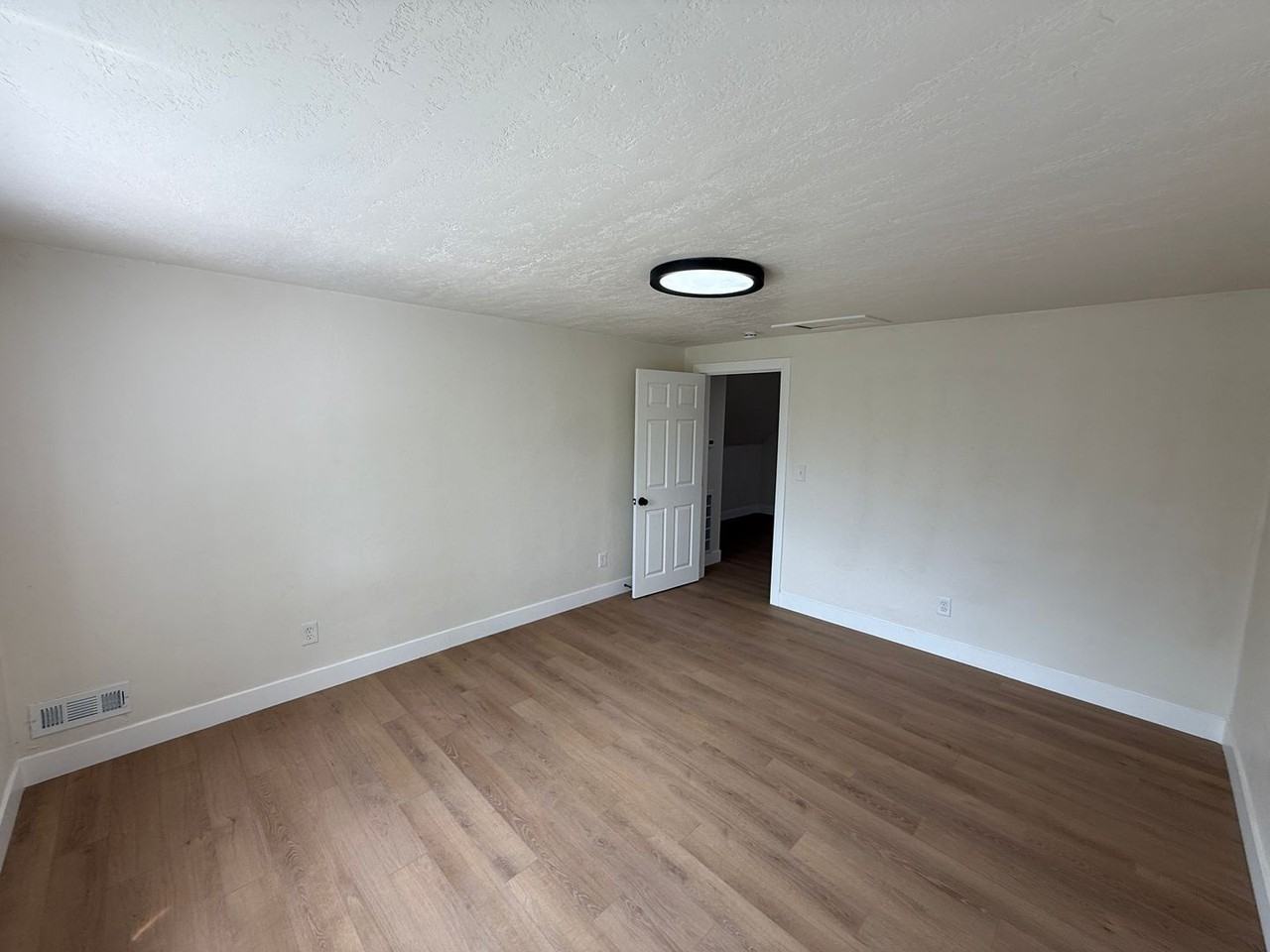 660 23rd St - Photo 3 of 9
