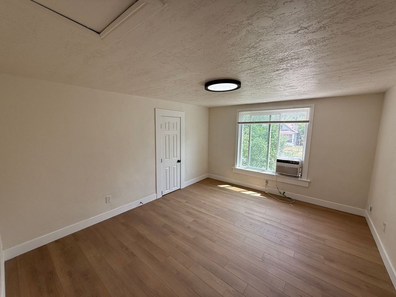660 23rd St - Photo 4 of 9