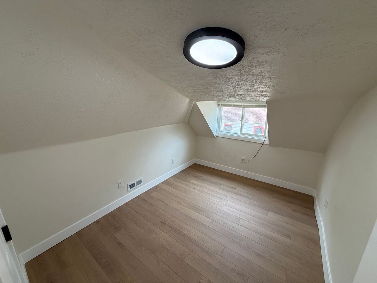 660 23rd St - Photo 5 of 9