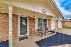 featured image of 213 Twin Oaks Dr