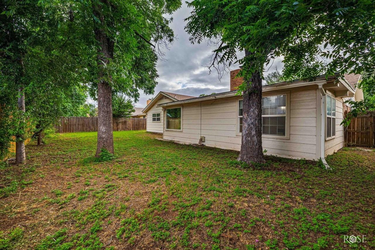 213 Twin Oaks Dr - Photo 4 of 26