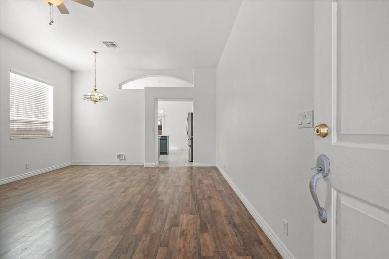 8137 Dartmoor Ave - Photo 2 of 20
