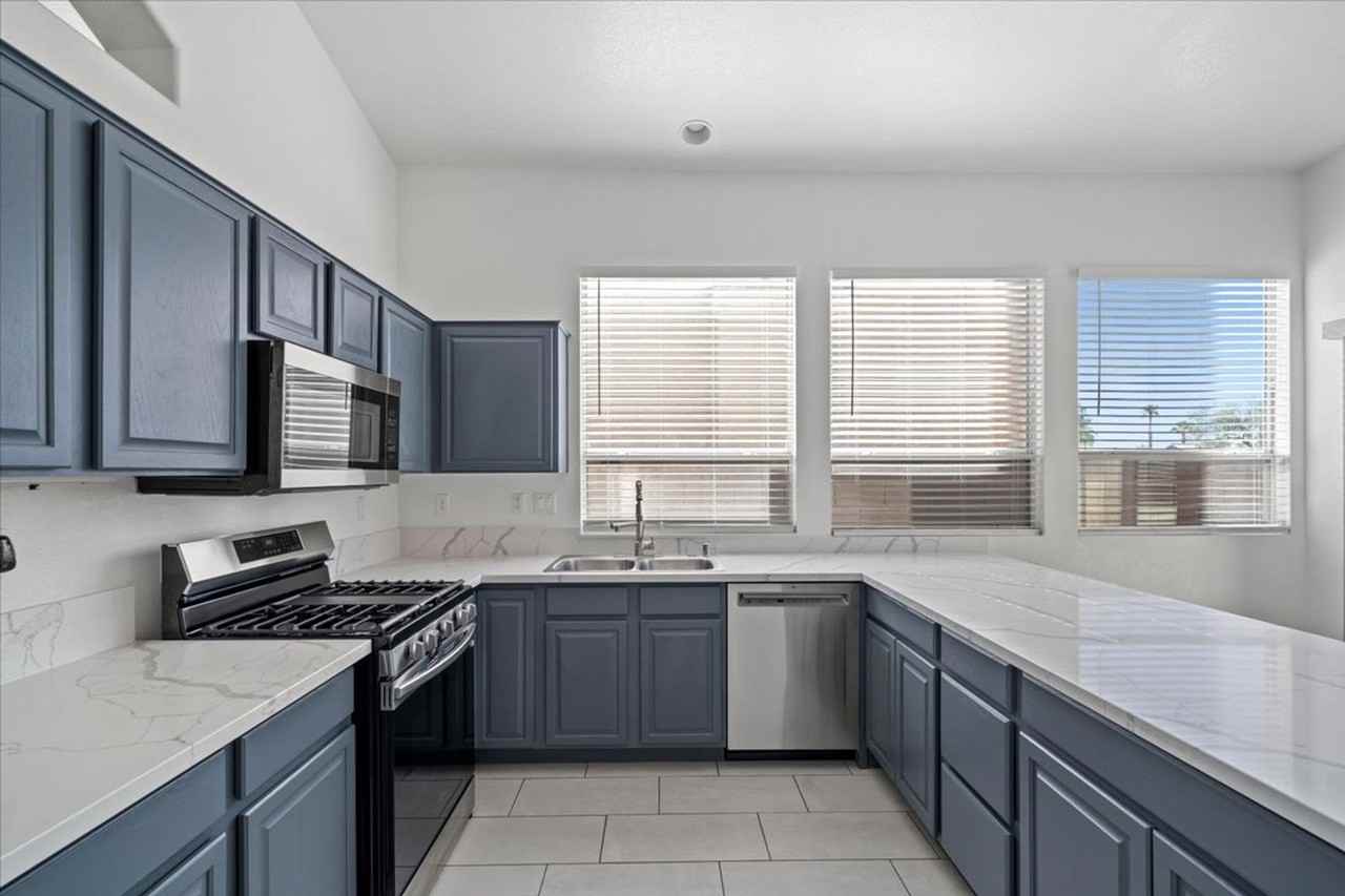 8137 Dartmoor Ave - Photo 7 of 20