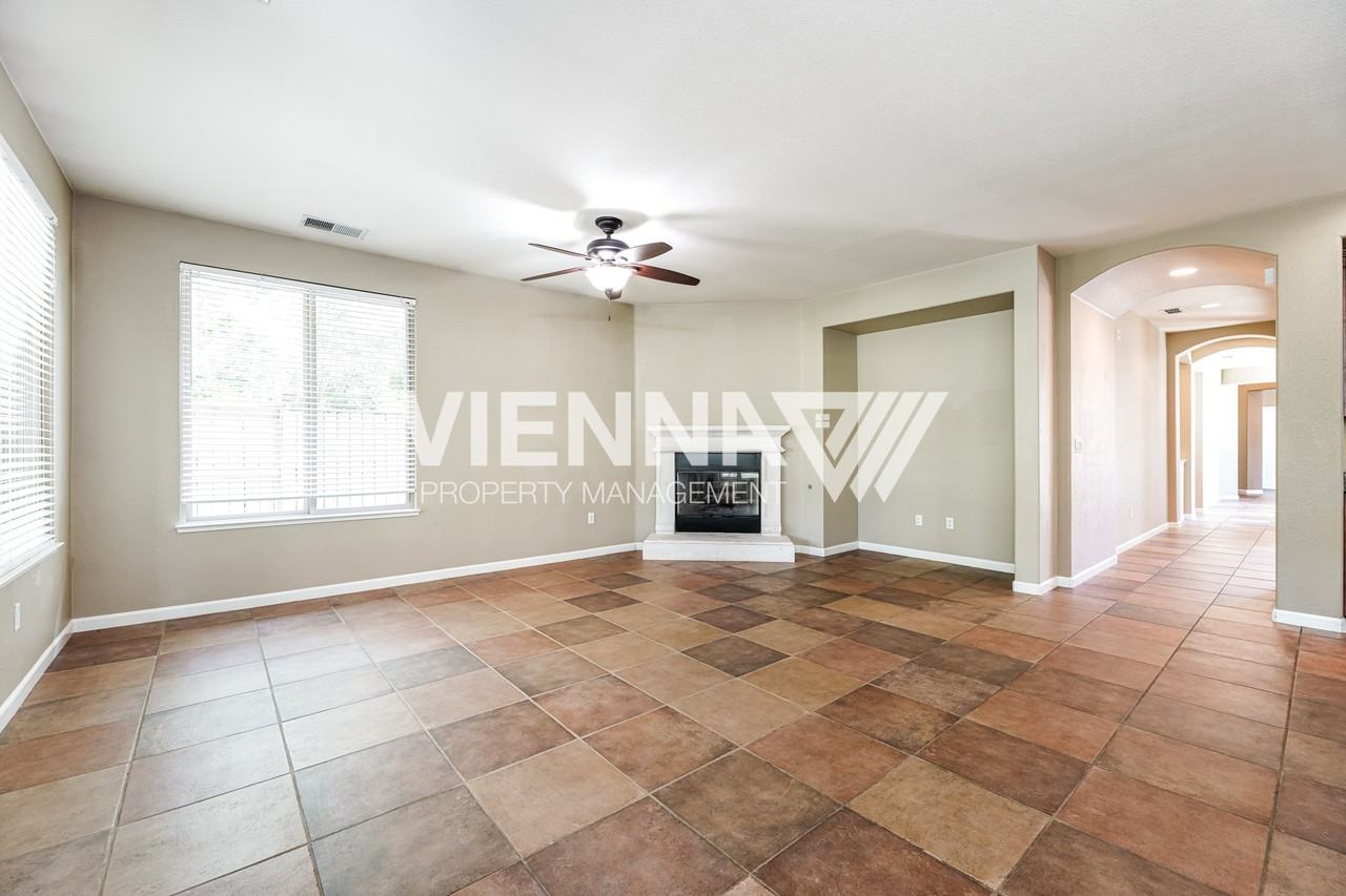 1014 Waterford Dr - Photo 2 of 30