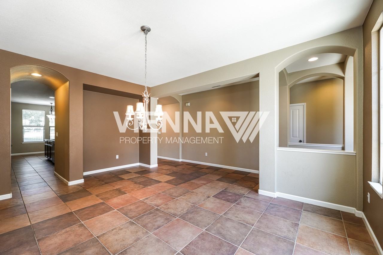 1014 Waterford Dr - Photo 4 of 30