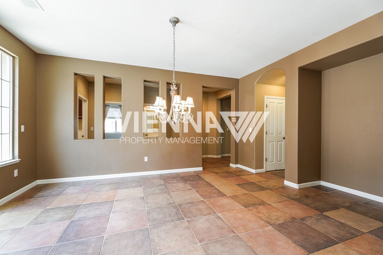 1014 Waterford Dr - Photo 5 of 30