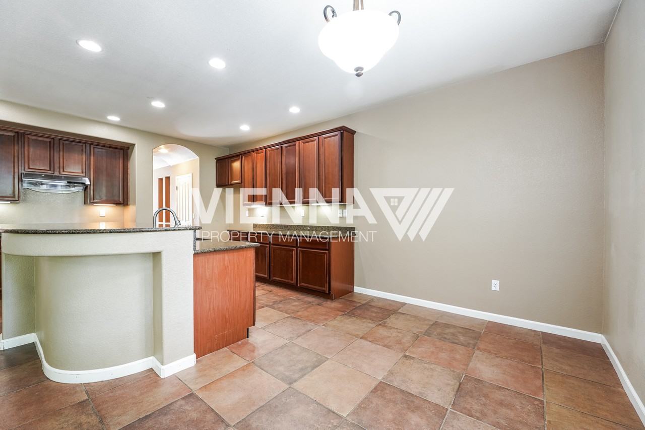 1014 Waterford Dr - Photo 6 of 30