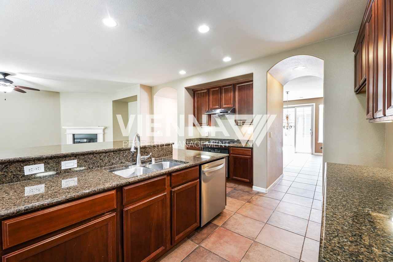 1014 Waterford Dr - Photo 7 of 30