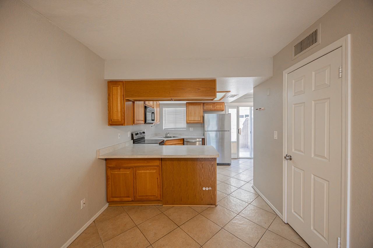 1055 W 5th St #18 - Photo 7 of 24