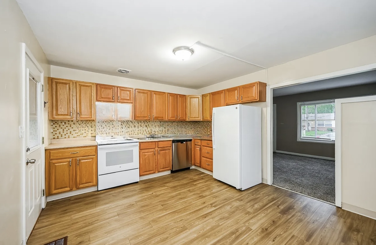 4326 Beechmont Dr - Photo 2 of 7