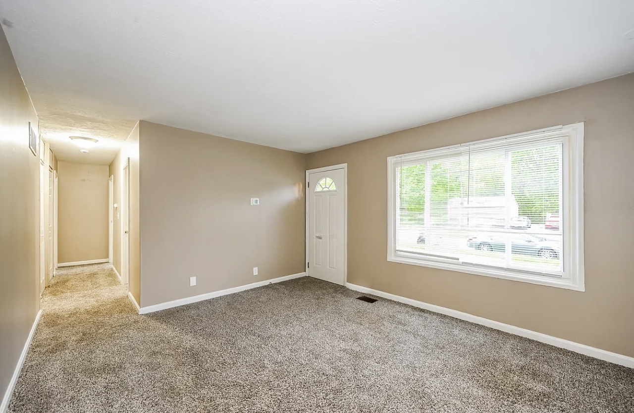 4326 Beechmont Dr - Photo 3 of 7