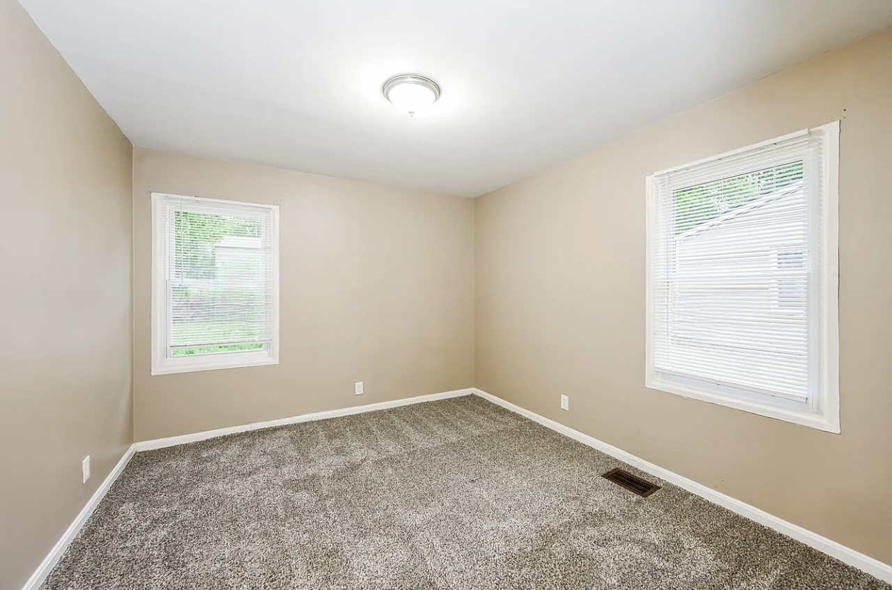 4326 Beechmont Dr - Photo 4 of 7