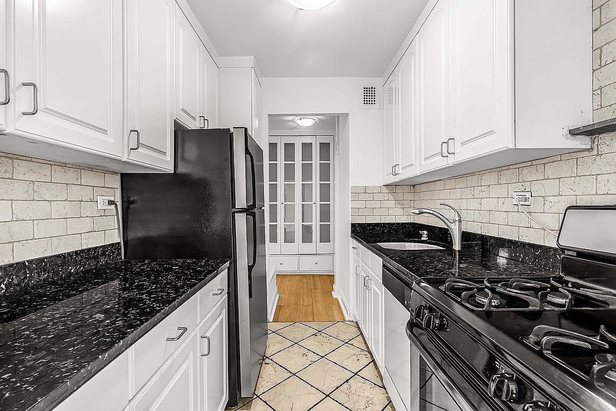 1623 3rd Ave #31G - Photo 3 of 6