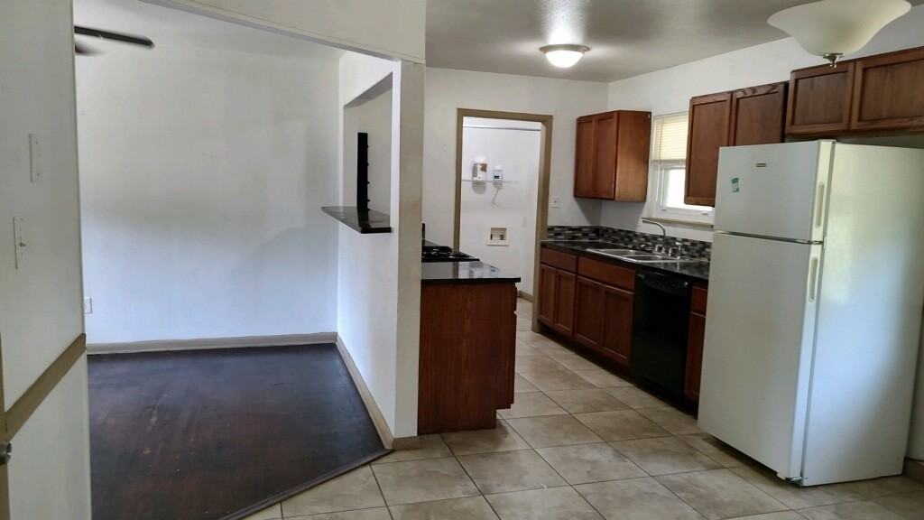 724 W Avenue E - Photo 2 of 10