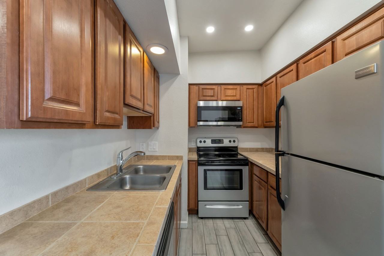 1810 E Blacklidge Dr #322 - Photo 2 of 15