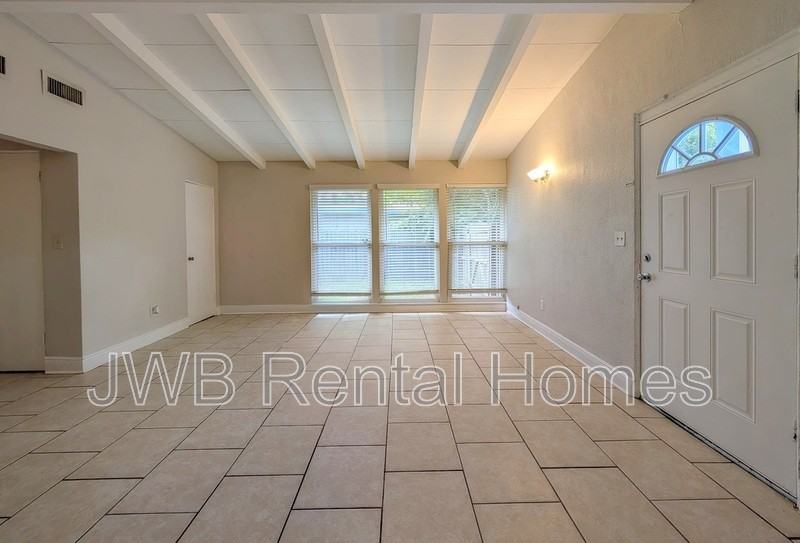 6221 Terry Parker Dr N - Photo 4 of 18