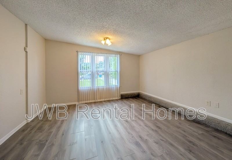 6221 Terry Parker Dr N - Photo 5 of 18