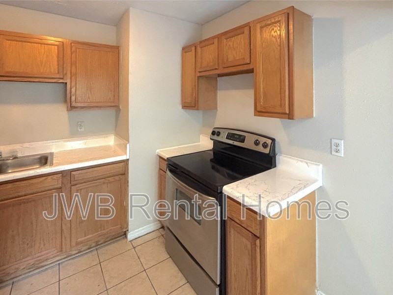 2248 Inwood Cir S - Photo 2 of 21