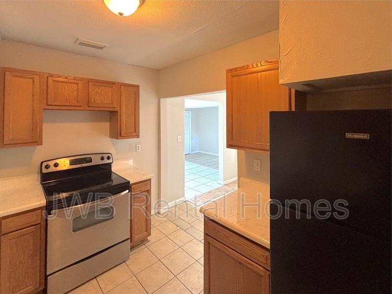 2248 Inwood Cir S - Photo 3 of 21