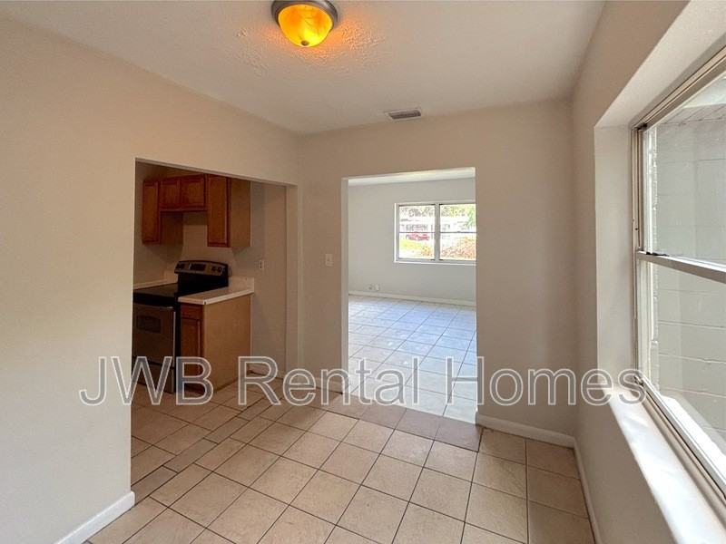 2248 Inwood Cir S - Photo 5 of 21