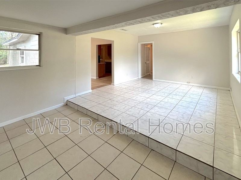 2248 Inwood Cir S - Photo 7 of 21