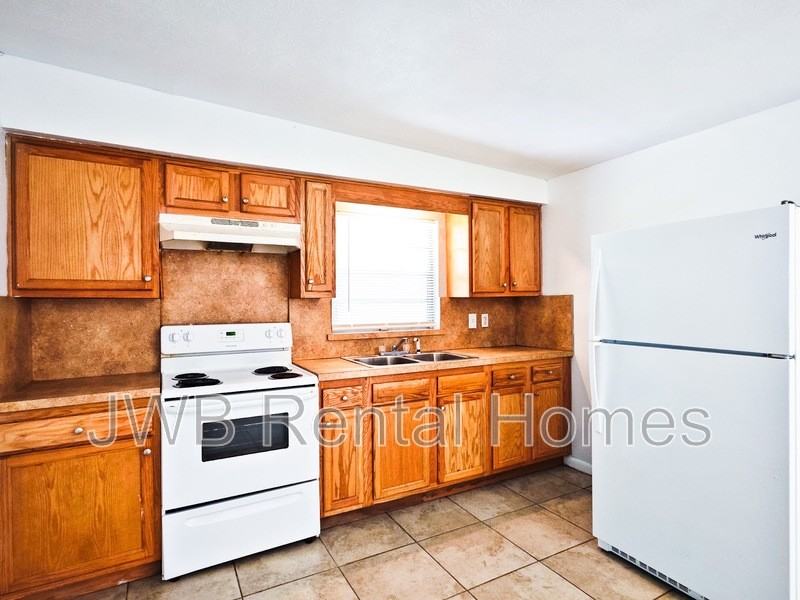 3038 Broadway Ave - Photo 2 of 11