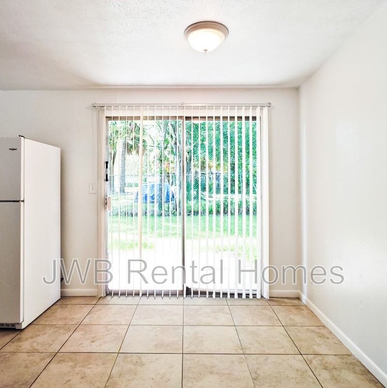3038 Broadway Ave - Photo 4 of 11