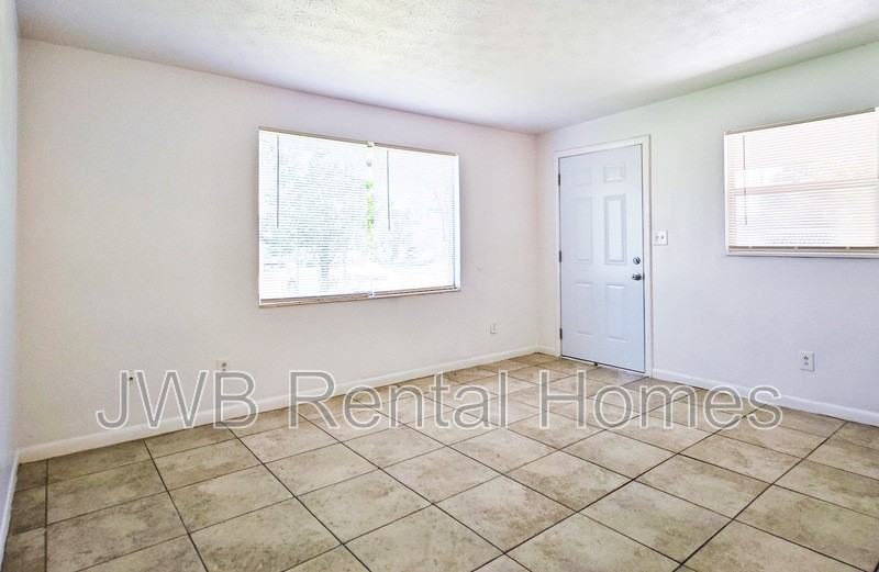 3038 Broadway Ave - Photo 6 of 11