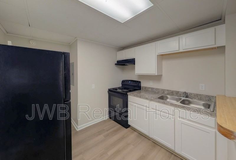 1204 Glencoe St #4 - Photo 4 of 11