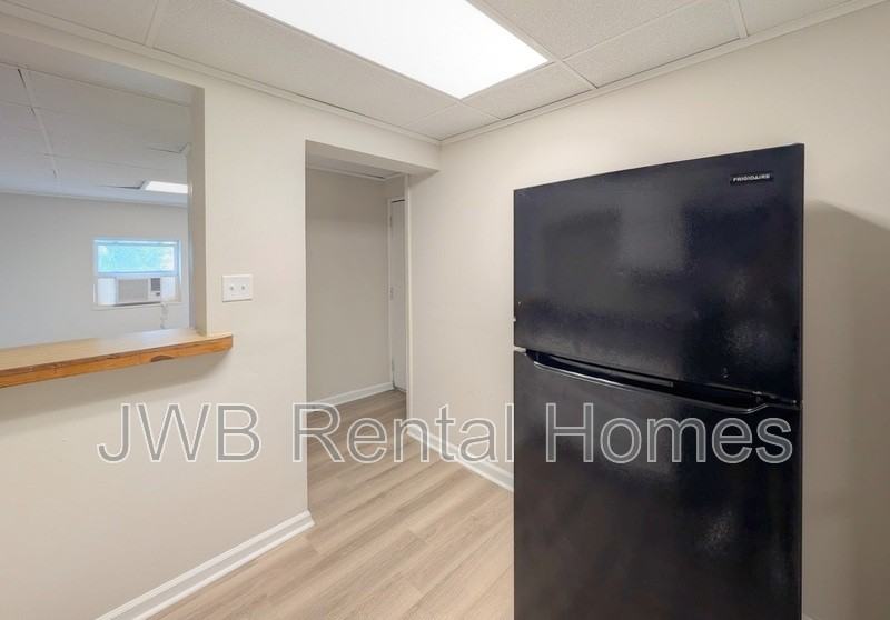 1204 Glencoe St #4 - Photo 6 of 11