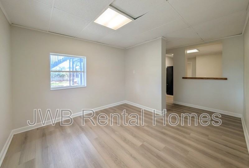 1204 Glencoe St #4 - Photo 7 of 11