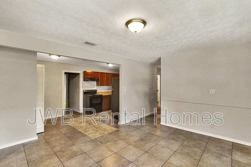 4705 Portsmouth Ave - Photo 4 of 21