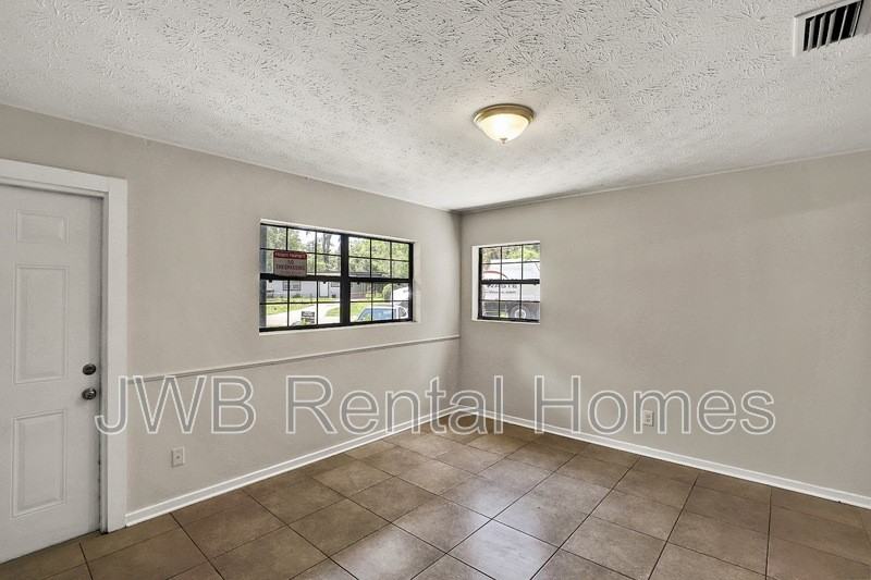 4705 Portsmouth Ave - Photo 6 of 21