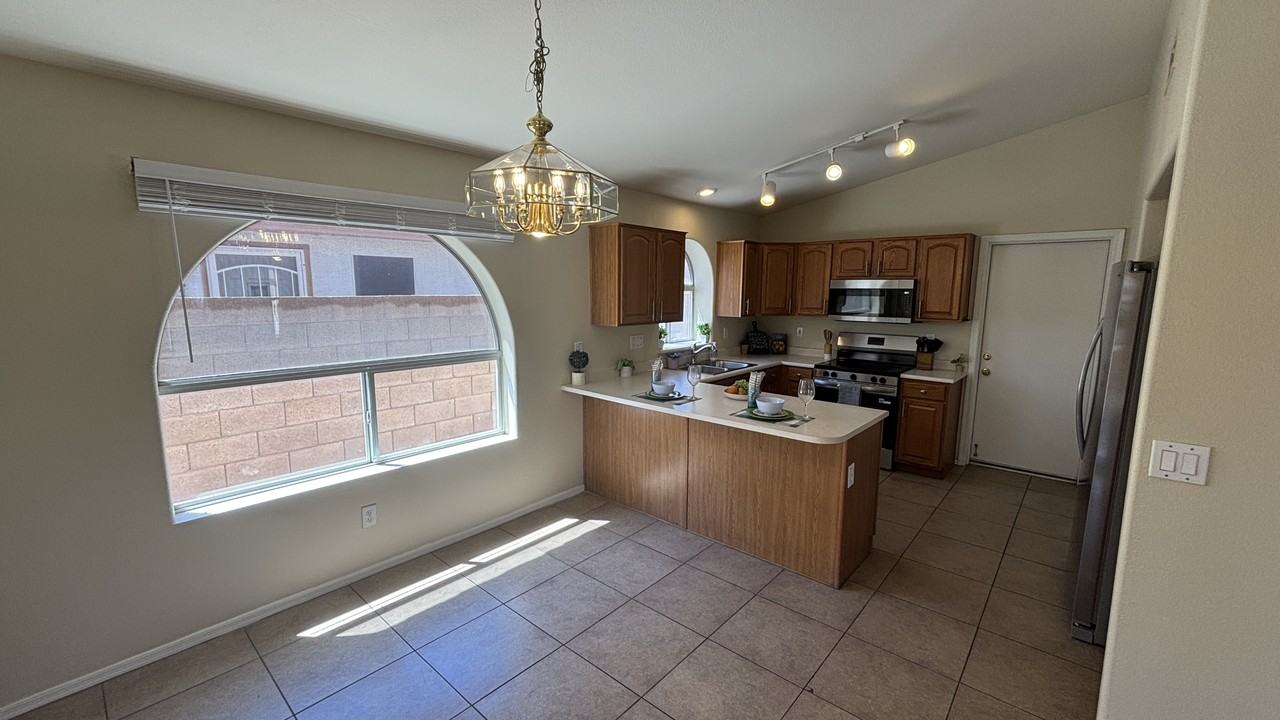 12721 W Palm Ln - Photo 4 of 23