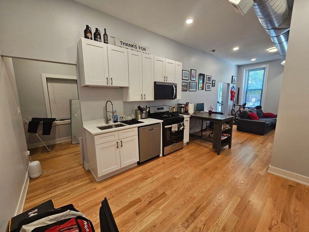 1415 W Erie St - Photo 2 of 13