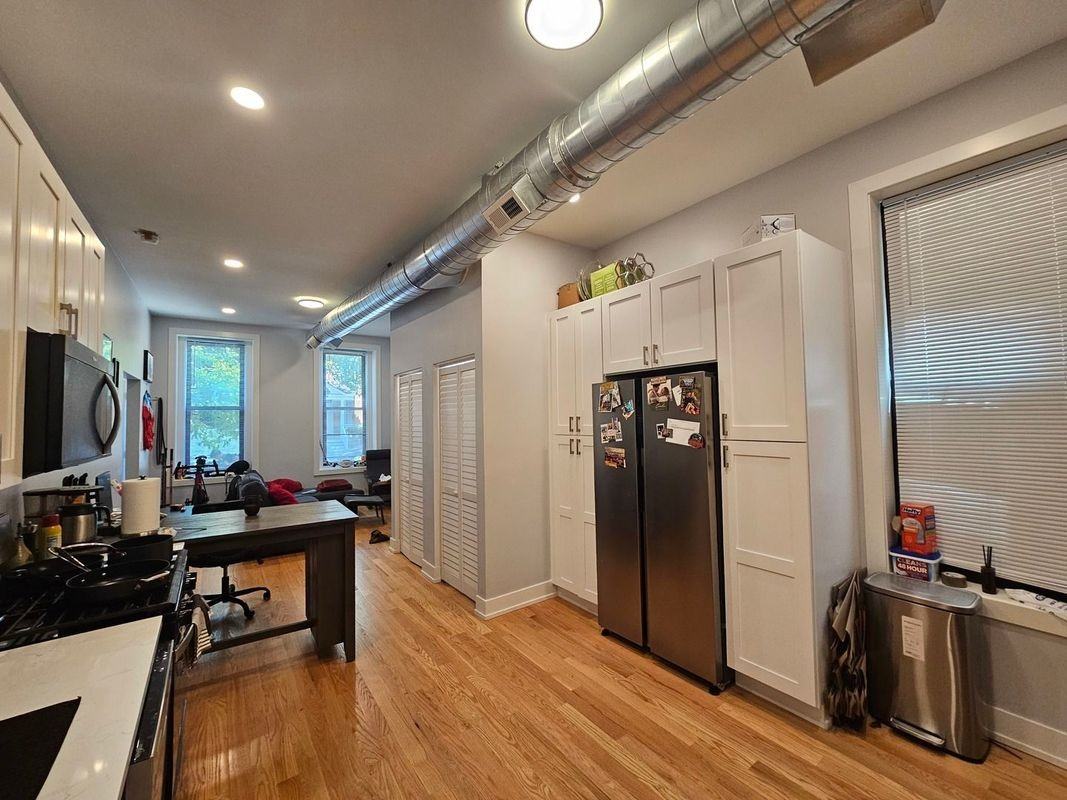 1415 W Erie St - Photo 5 of 13