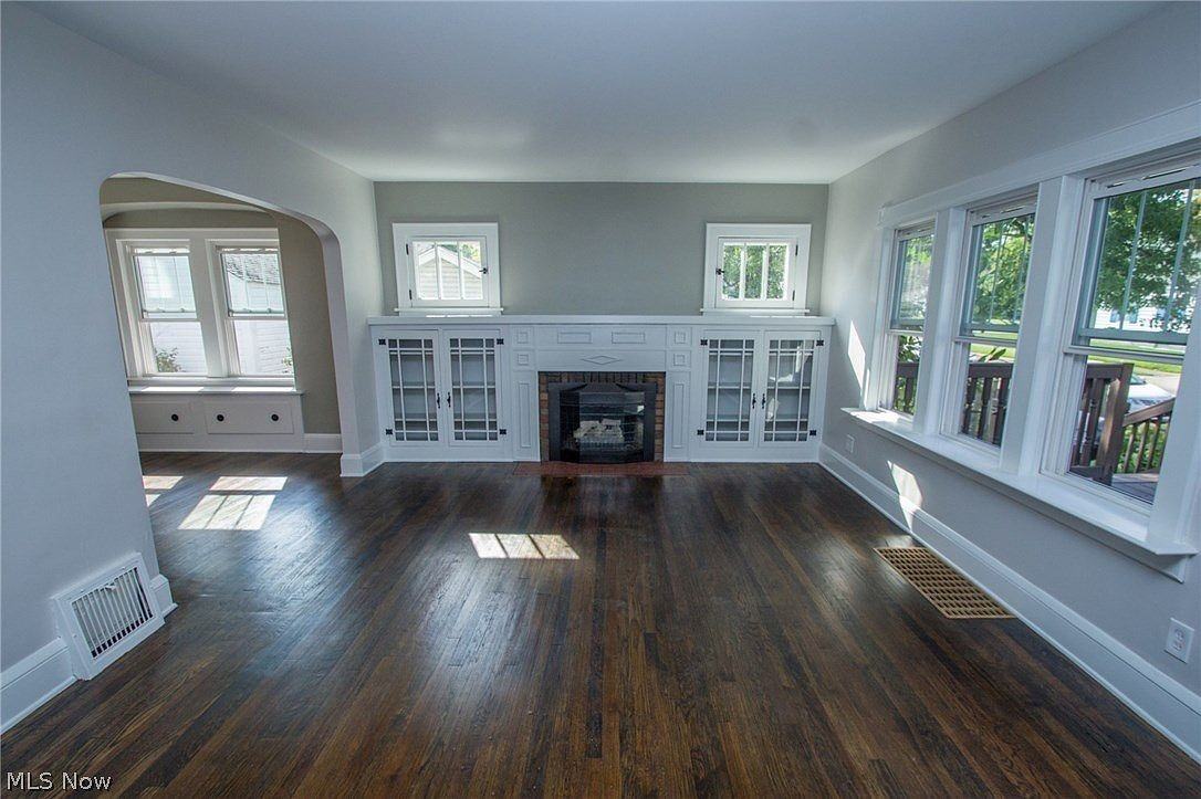1923 14th St - Photo 4 of 28