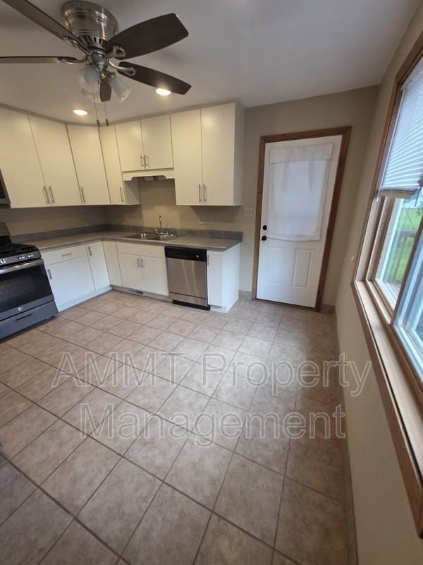1065 3rd St - Photo 3 of 6