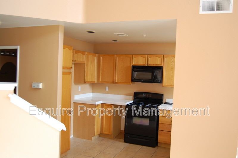 1255 Jamaica Ln - Photo 3 of 13