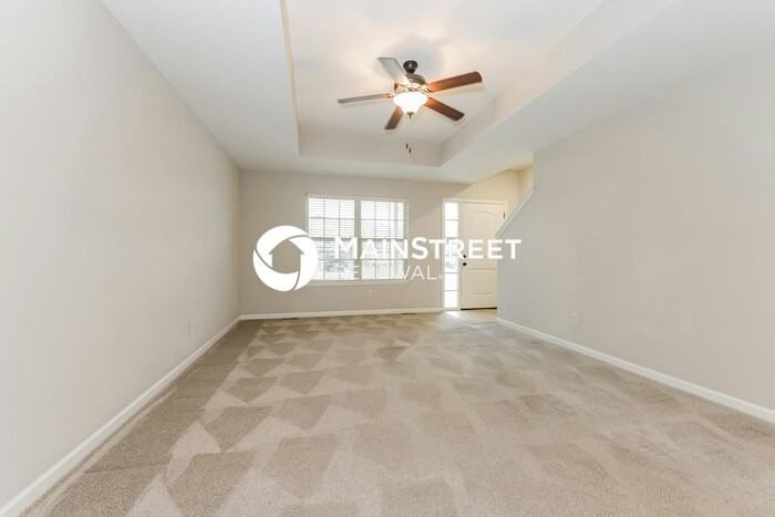 523 S Poplar St - Photo 5 of 17